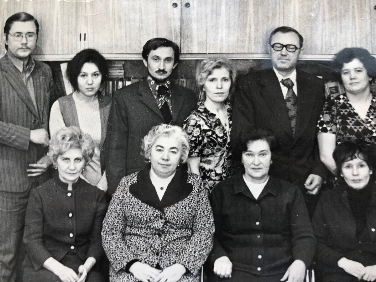 Фото из личного архива автора. Конец 70-х. Коллектив юридического отдела Уралмашзавода. Мама в центре, во втором ряду. Таких коллективных фотографий много за разные годы. Тогда было принято делать коллективные снимки для истории. 