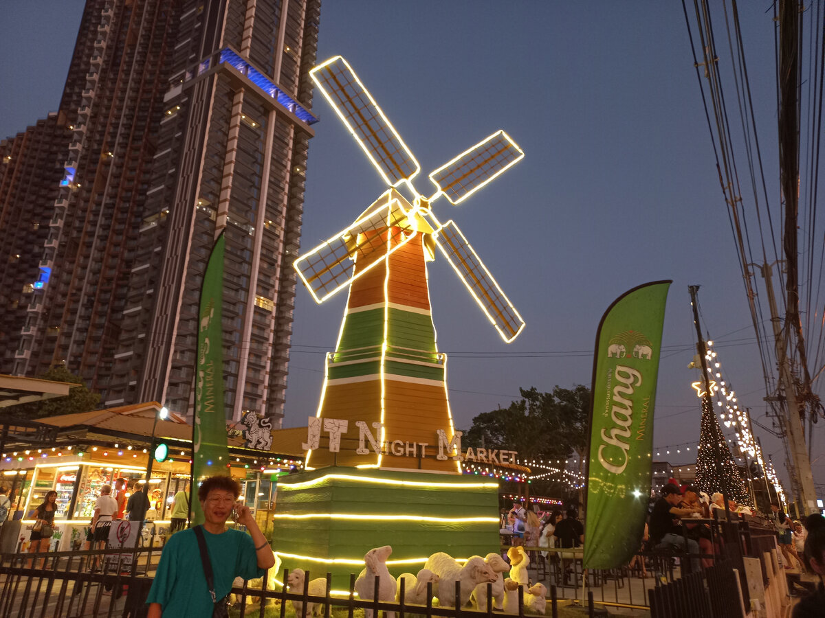 Эта мельница - ориентир ночного рынка на Джомтьене