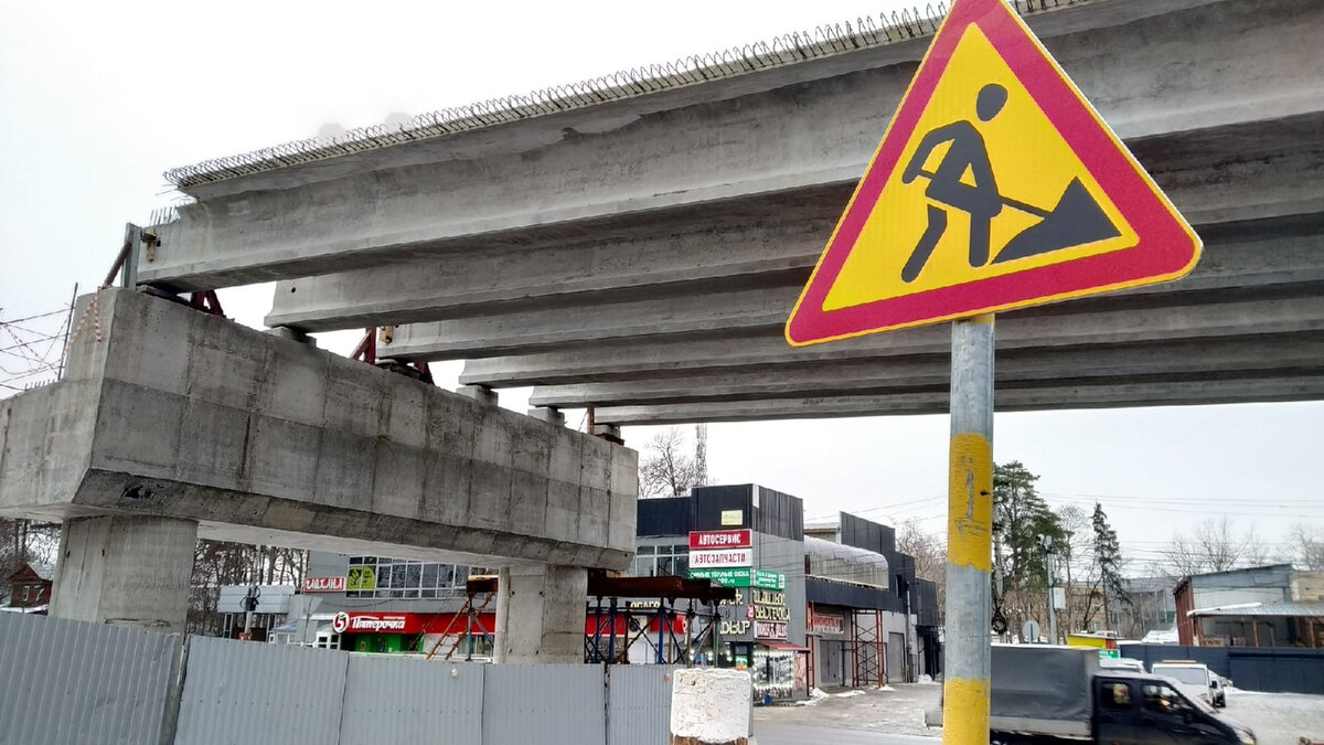 Опора №4 и балки над ней и опорой №3 у переезда, фото автора