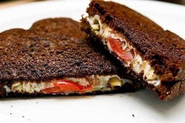 Между кусочками бородинского хлеба разместить томаты кольцами и сыр. Подогреть на сухой сковороде до расплавления сыра.