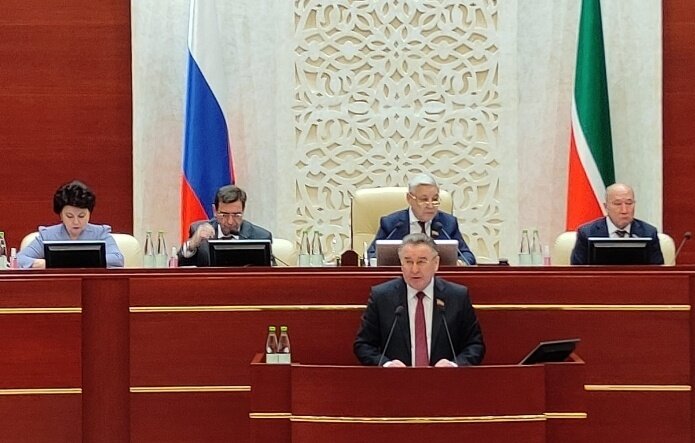    Председатель комитета по государственному строительству и местному самоуправлению Госсовета Татарстана Альберт Хабибуллин (на переднем плане)  Государственный совет Республики Татарстан