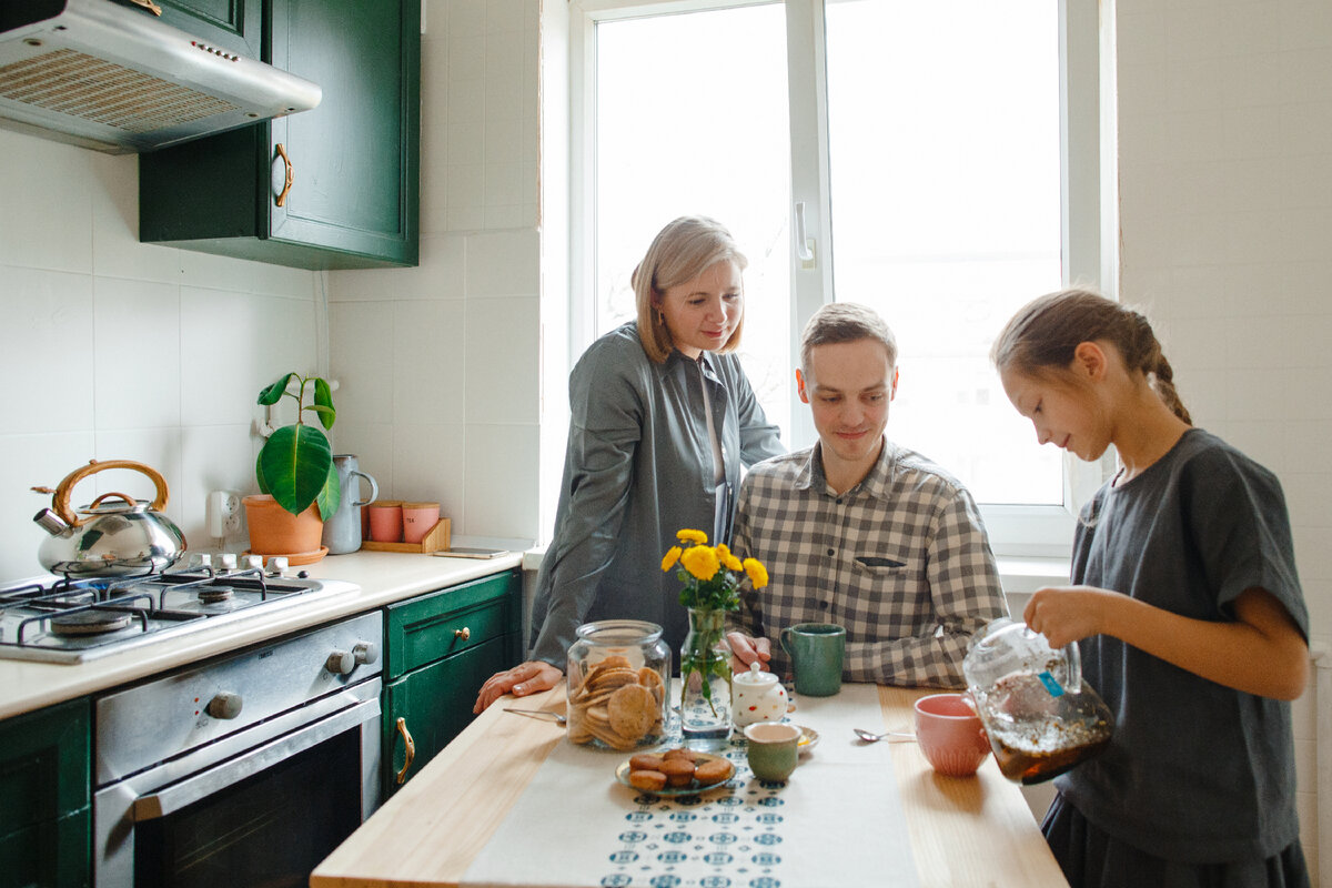 Давать ребенку  самостоятельность при использовании плиты стоит только после того, как вы убедитесь, что он запомнил все правила безопасности и соблюдает их