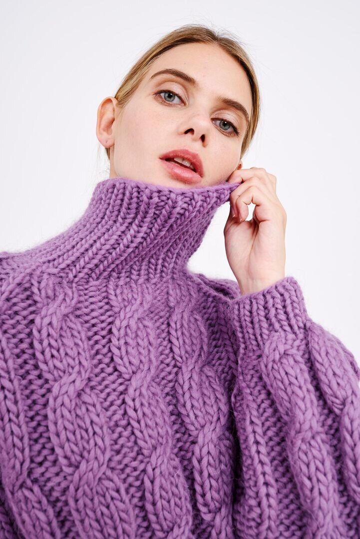 Mirstores. Сиреневый свитер с косами. Фиолетовый свитер косами. MIRSTORES свитер с косами. Фиолетовый свитер косы.