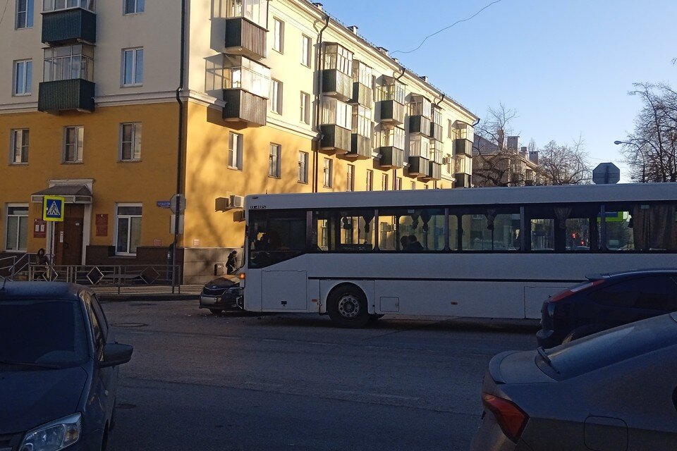     В Липецке столкнулись автобус №315 и Киа Юлия КЛЮЕВА