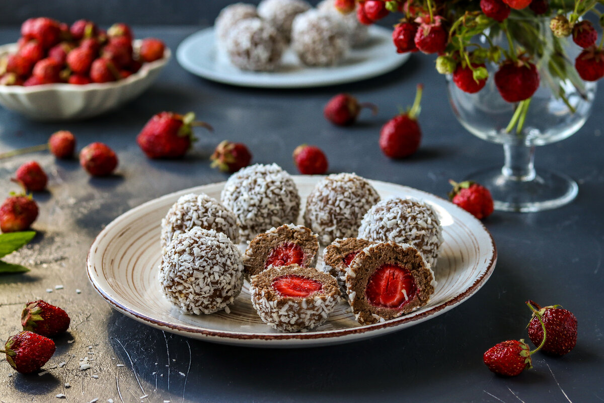 Творожные шарики с клубникой