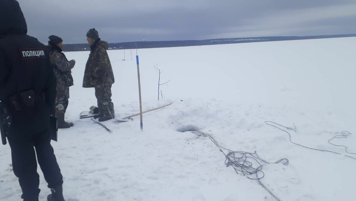     На Ижевском пруду задержали браконьеров, которые ставили и проверяли сети, не стесняясь, среди бела дня, прямо на глазах рыбаков. Об этом Udm-info рассказал общественный активист Александр Зыкин.