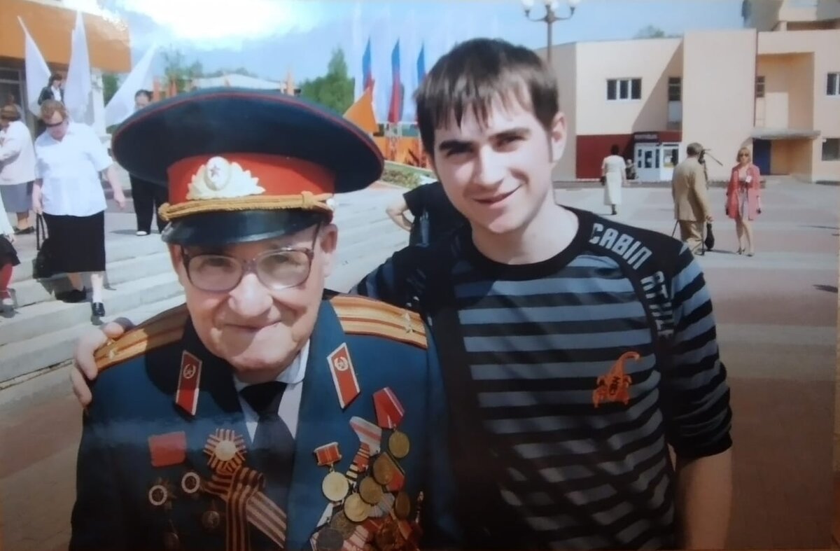 На фотографии Петр Иванович Горькаев с Данилой Черниковым