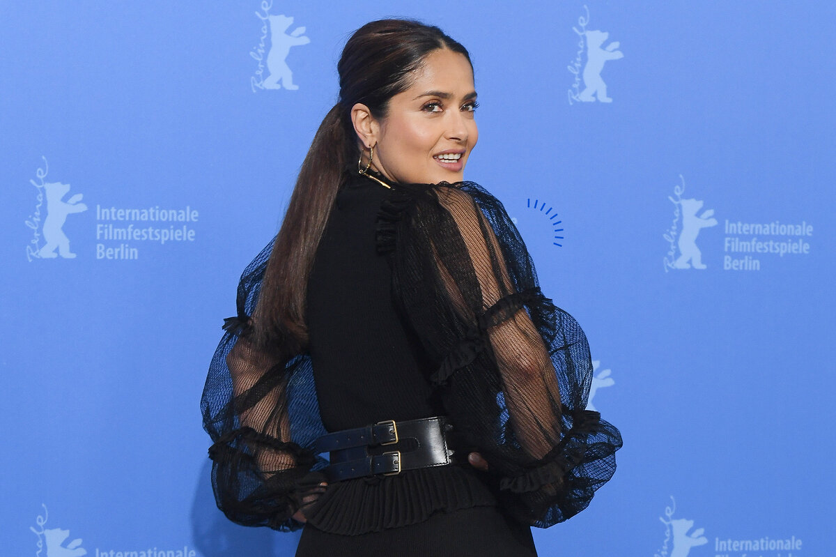     3 простейших трюка от Сальмы Хайек: как одеваться девушкам с большой грудью