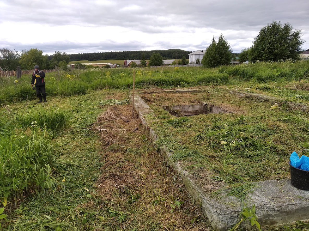 В кадре отец, в амуниции.