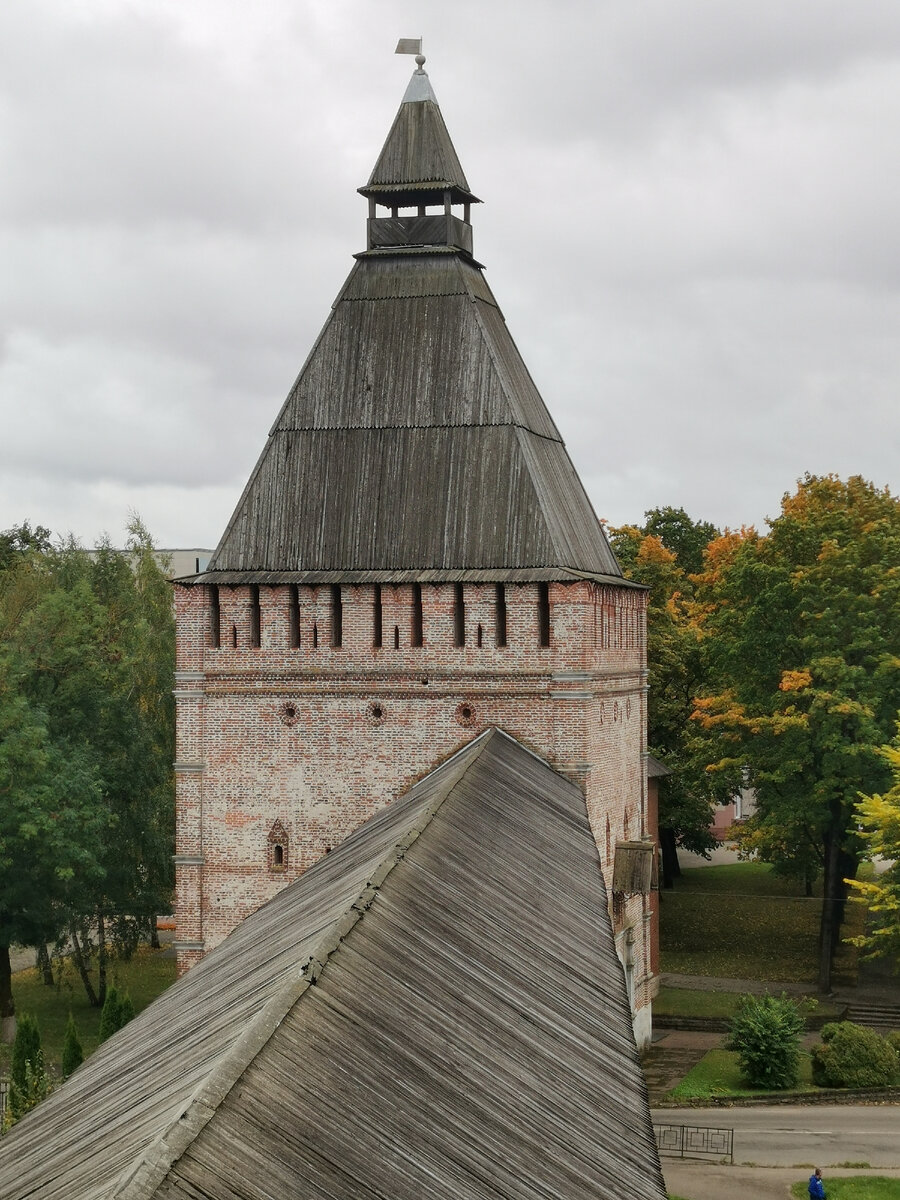 Приблизительно за Никольскими воротами и располагалась Офицерская Слобода