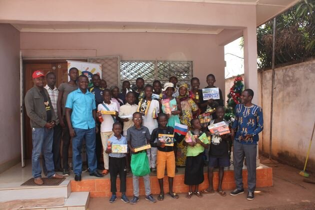    Дети у здания редакции радио «Ленго Сонго» Виктор Васильев © ИА REGNUM