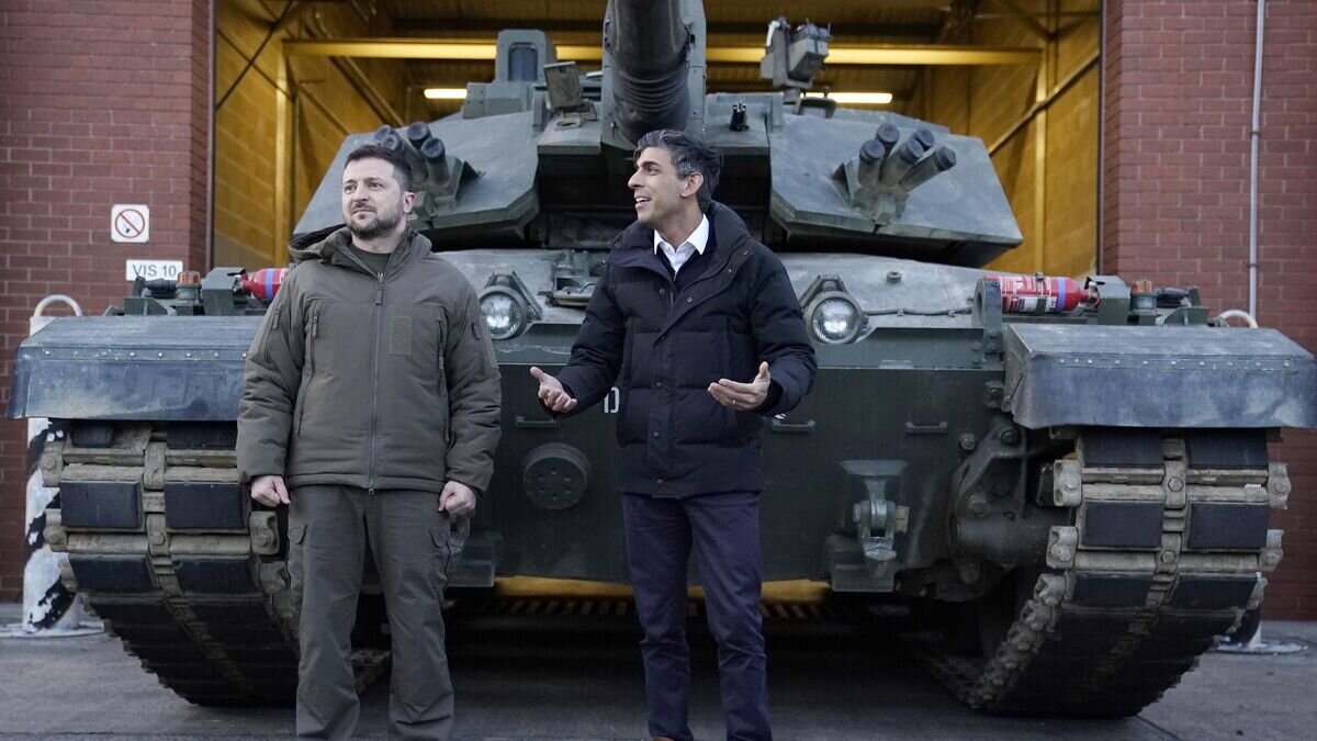    Премьер-министр Великобритании Риши Сунак и президент Украины Владимир Зеленский встречаются с украинскими военнослужащими, которые проходят обучение управлению танками Challenger 2 в Лулворте© AP Photo / Andrew Matthews