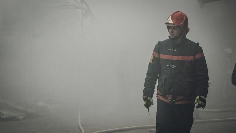     Страшный пожар вспыхнул в жилом доме одного из поселков Карелии. Фото с места происшествия поделились спасатели в соцсетях.