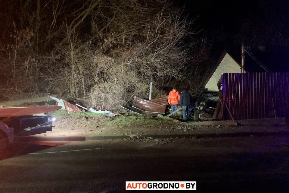     В Гродно водитель минивэна врезался в частный дом. Фото: autogrodno.by