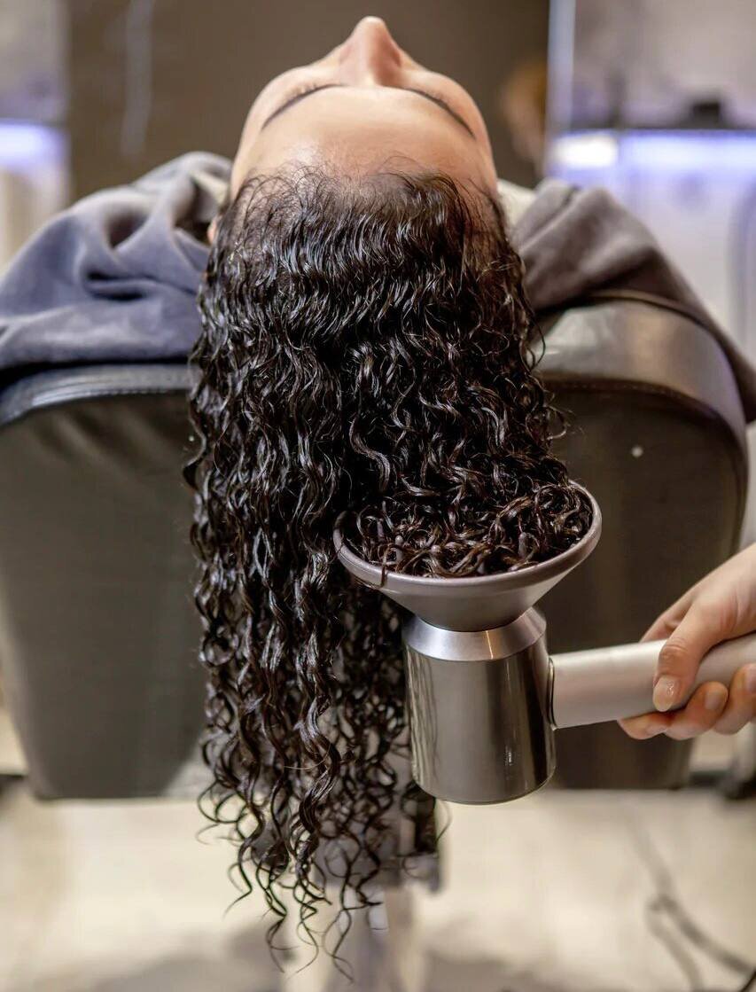 Чем меньше движений феном, тем лучше эффект.