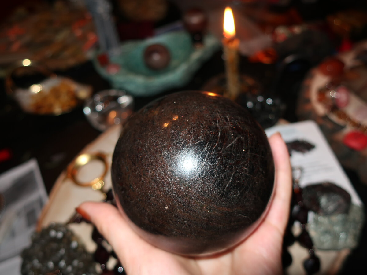 Большой шар из граната альмандина. Месторождение - Индия