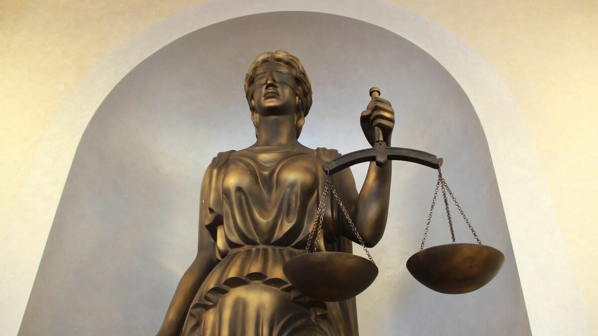     В Ялуторовском районе суд вынес приговор мужчине, обвиняемому в убийстве друга. 39-летнего Аркадия Сапожникова приговорили к 9,5 годам лишения свободы в исправительной колонии строгого режима.