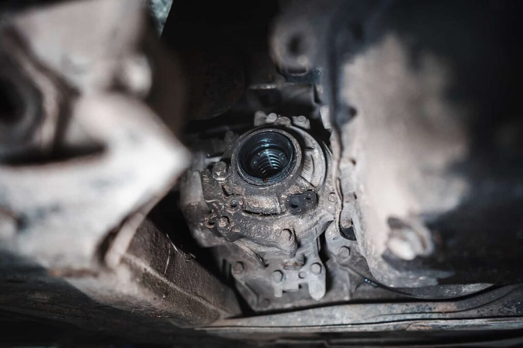 На полноприводных версиях привод выходит из раздатки