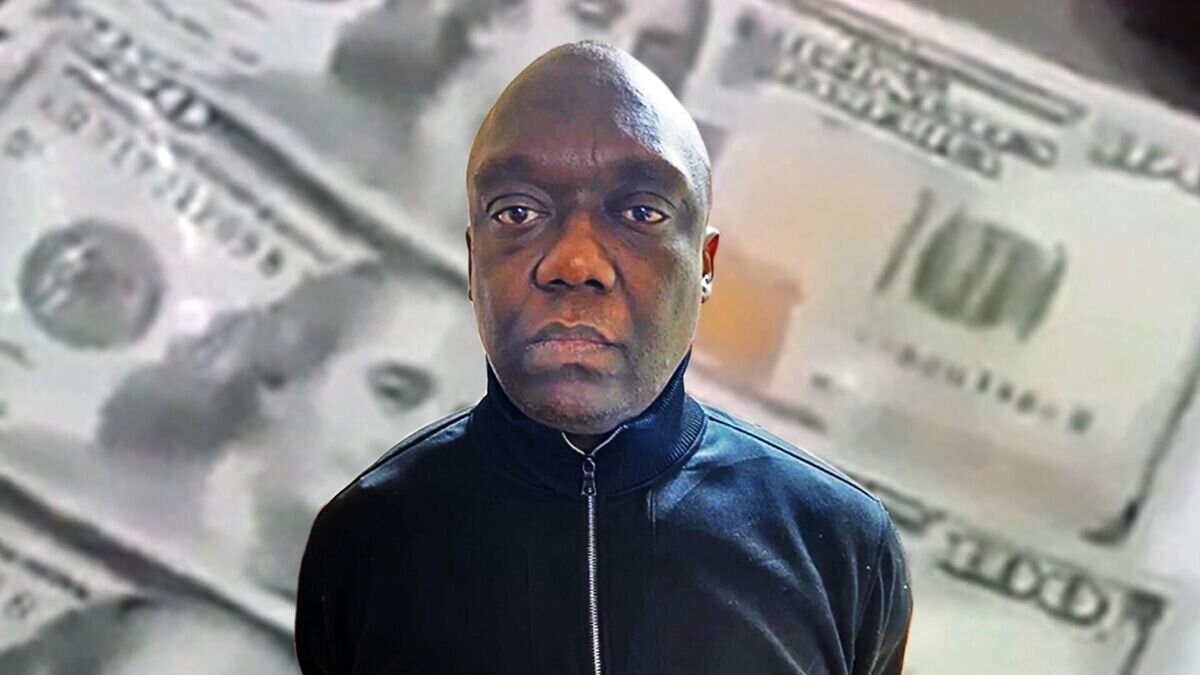    "Фокус" с черной бумагой от задержанного камерунца© МВД РФ