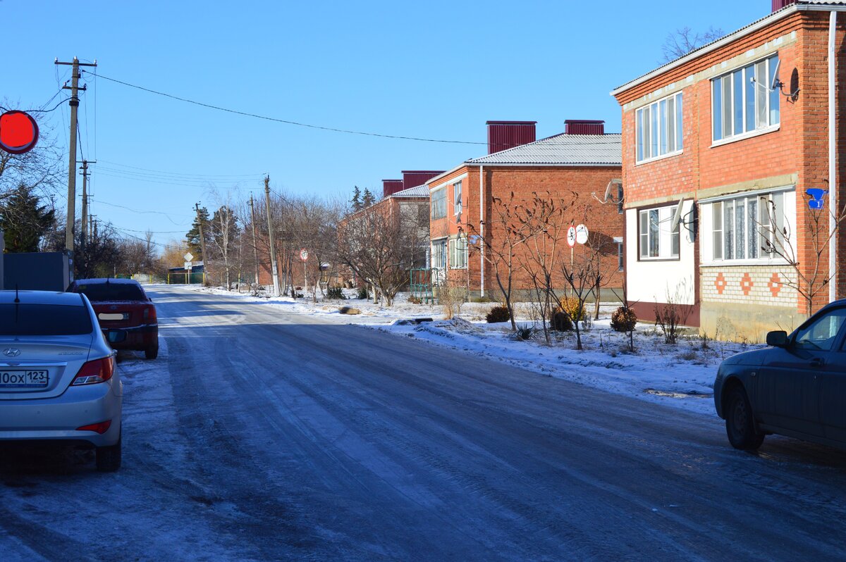 Фото автора. 13.02.2023. Станица. Ледяная дорога.