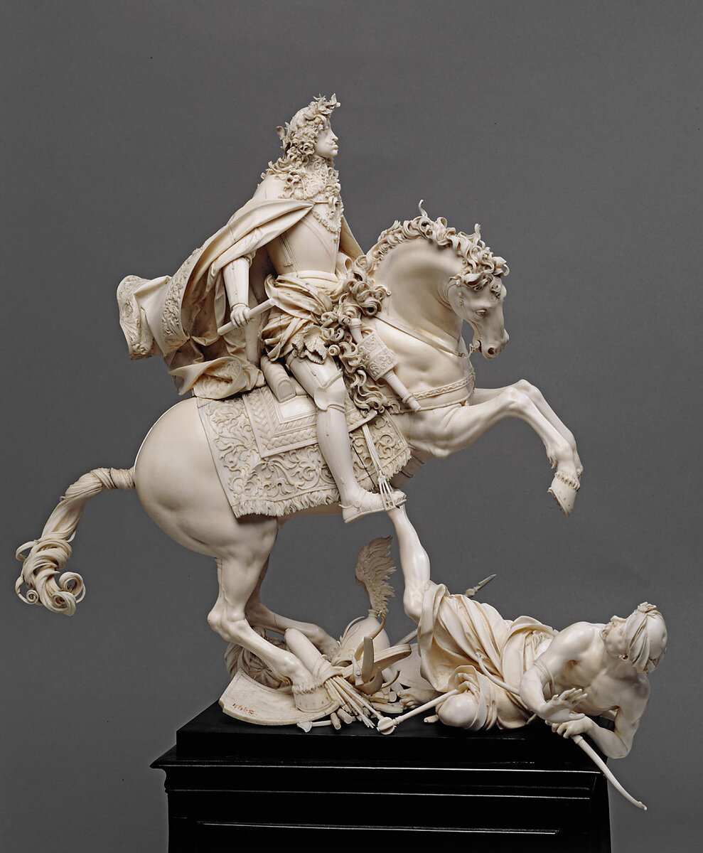 Император Леопольд I как победитель над своими врагами. Резьба по кости, 74 см × 52 см × 30,5 см, Матиас Штайнль, Вена, 1690 гЛеопольд I перепрыгивает через павшего османского воина верхом на лошади. Воображаемое поле боя усеяно турецкими и французскими трофеями. Вместе со своим аналогом, конным портретом Иосифа I, эта работа представляет собой двойной пропагандистский памятник, который в имперской сокровищнице продемонстрировал превосходство Дома Габсбургов как крупной европейской державы.
