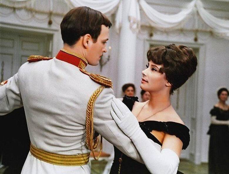 Кадр из фильма «Анна Каренина», СССР, 1967 год. Анна и Вронский танцуют (не мазурку). 