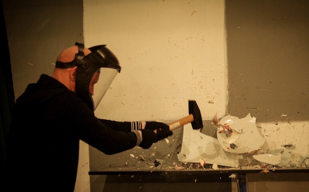 Фото с ресурса: 66.ru. Антистресс-клуб «Махать-колотить». Проверяют, как работает молоток.