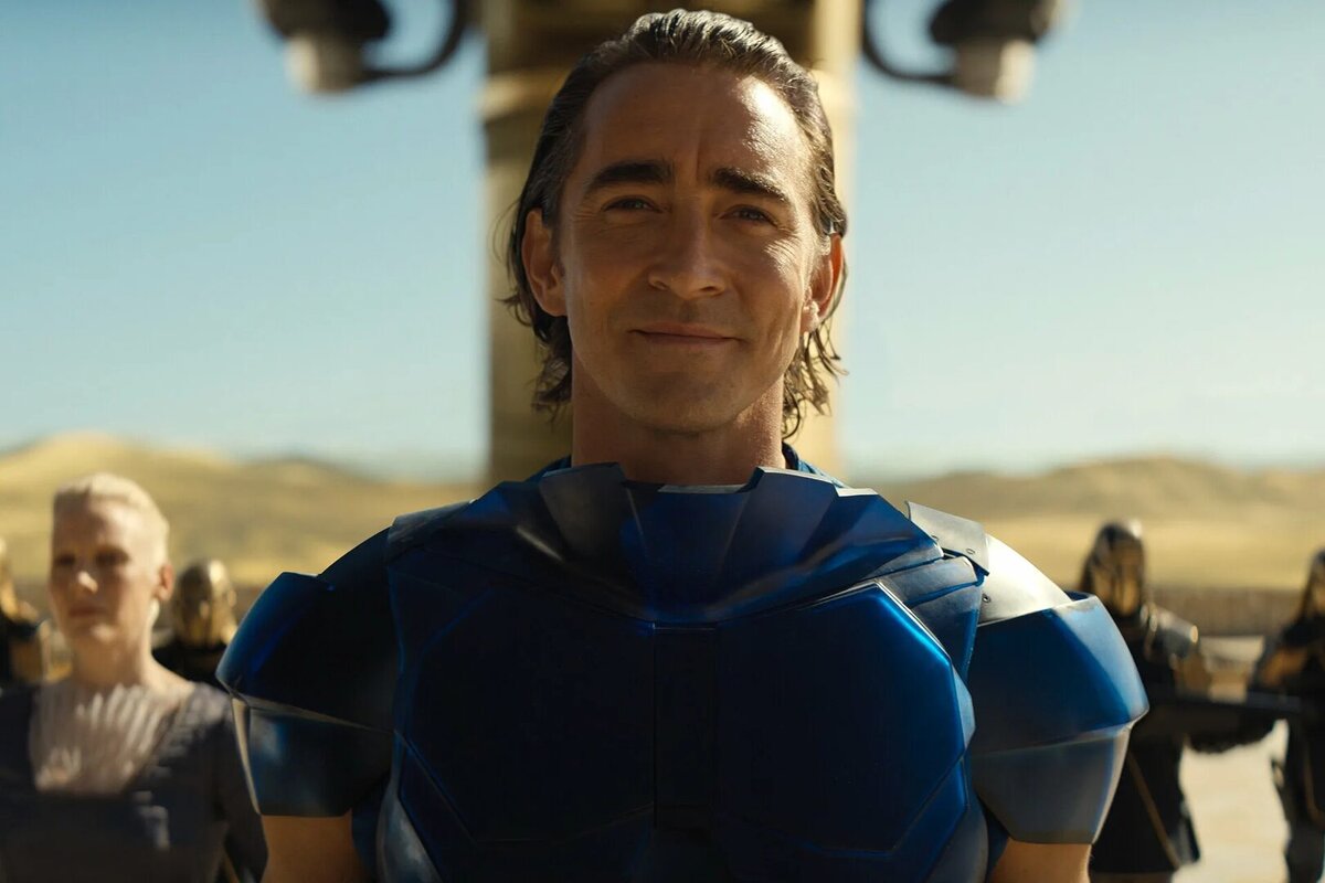 Ли Пэйс в роли брата День в сериале "Основание" 