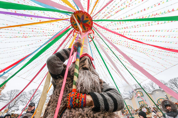 Узкая Масленица — период блинной недели с понедельника по среду, когда можно прибираться в доме, заниматься разбором старых ненужных вещей. В широкую Масленицу нужно отдаться празднованиям, встречаться с друзьями, а в кульминационный день — воскресенье — сжигать чучело. Фото © ТАСС / Карпухин Сергей