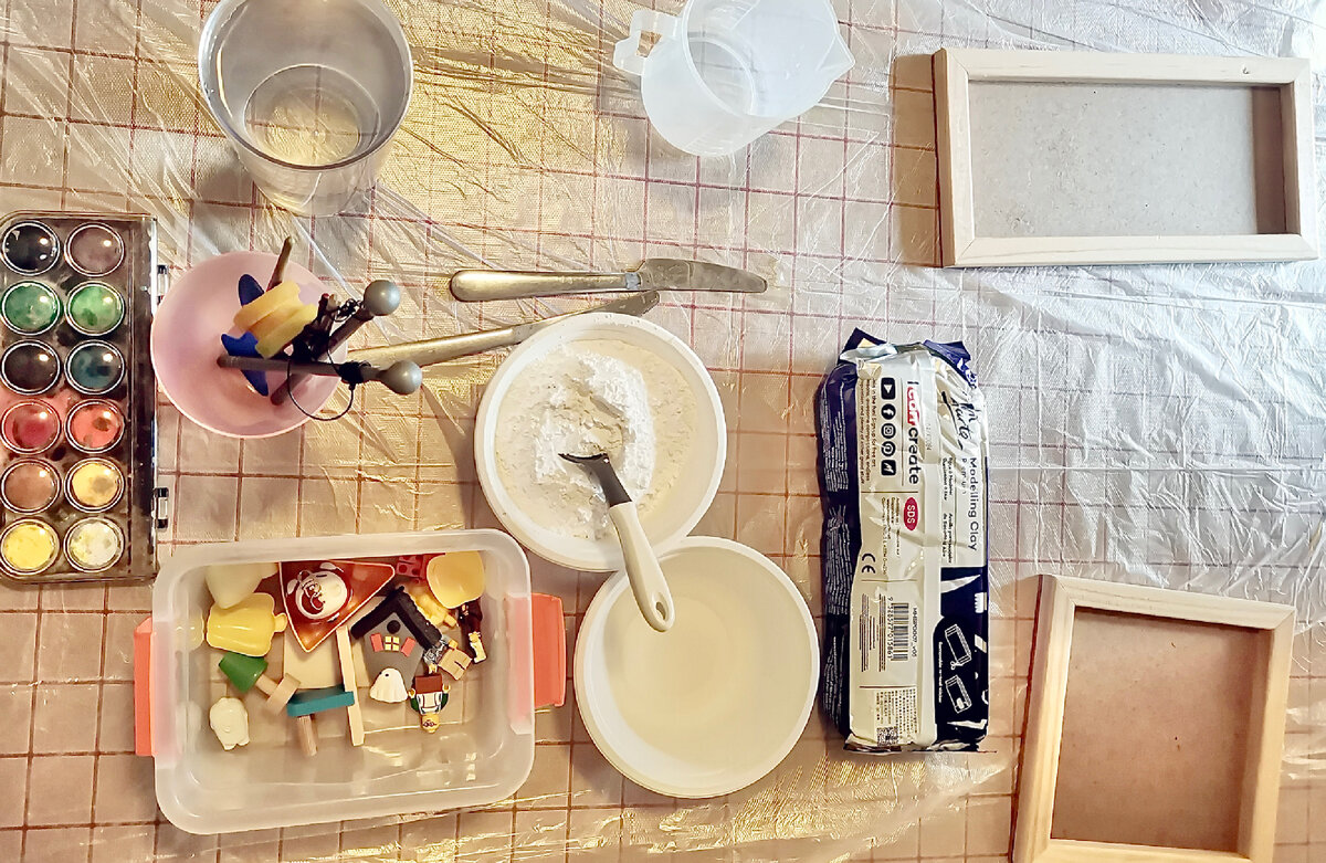 Материалы: гипс, пластилин для лепки, художественные рамки, любые игрушки на вкус, краски и кисти. 