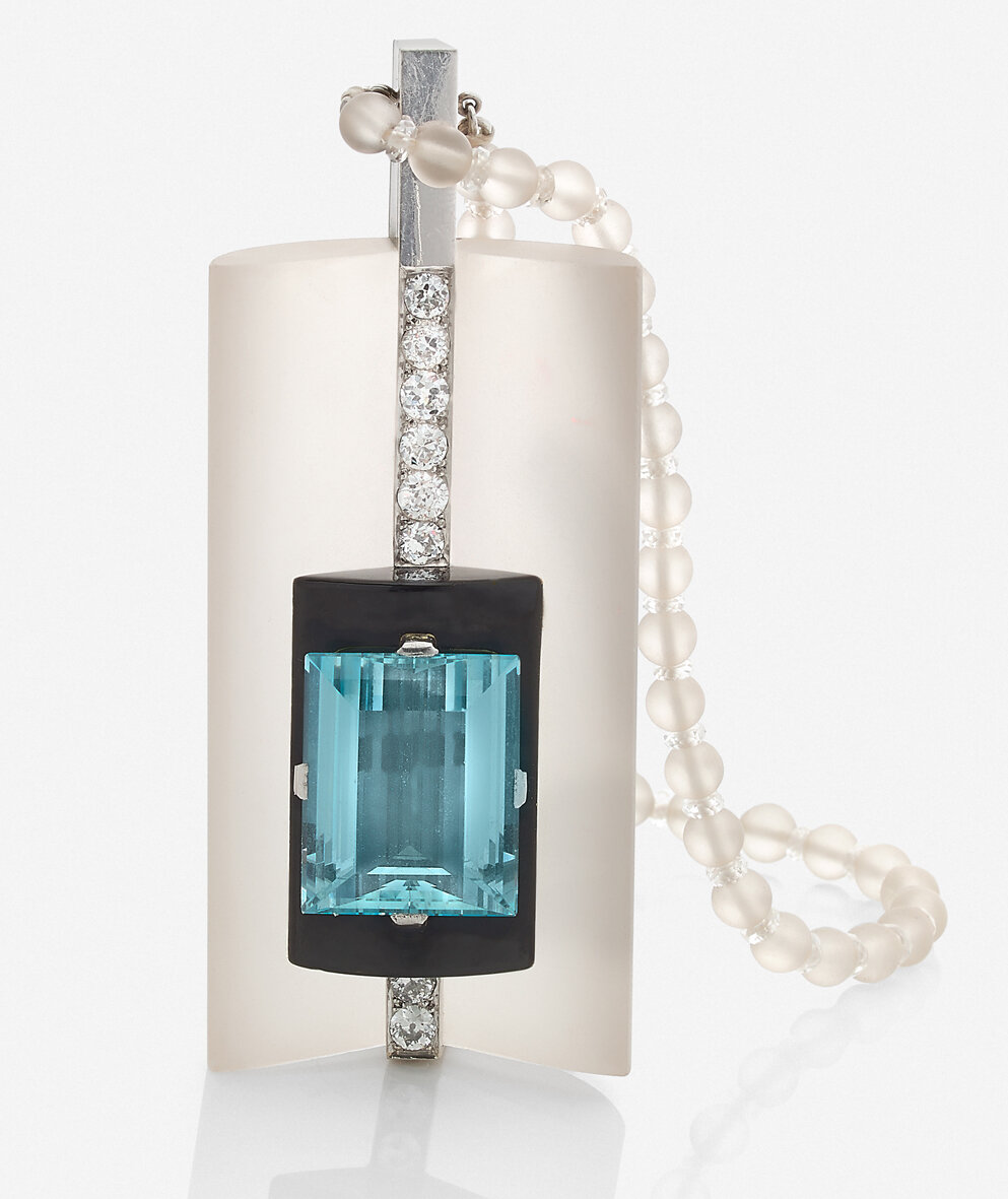 Жан Фуке, колье с подвеской, аквамарин, горный хрусталь, бриллиант, горячая эмаль чёрного цвета, платина и белое золото, 1928. 
