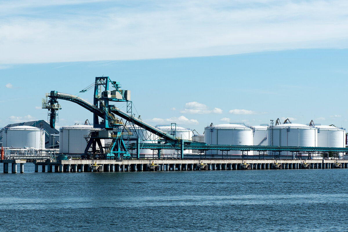 Хранилища нефти переполнены во всём мире. 