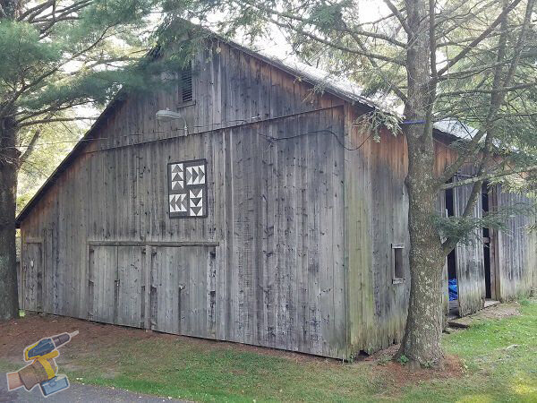 Большой сарай на ферме.