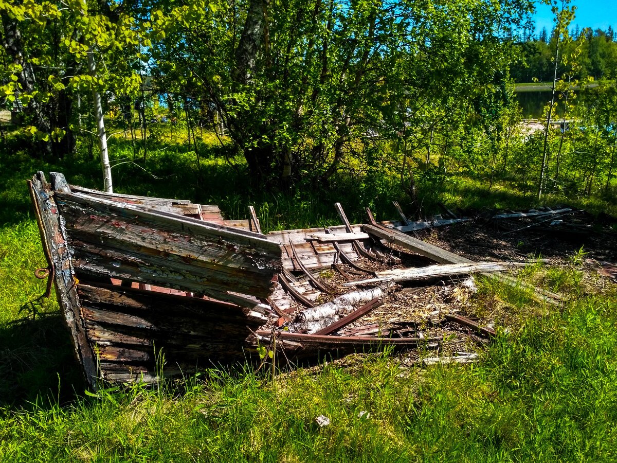 Разбитая лодка.