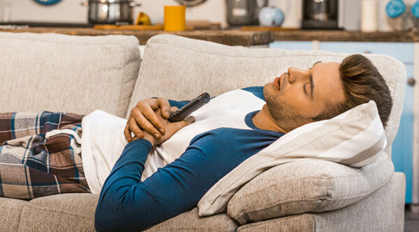 Источник: https://ru.freepik.com/premium-photo/tired-man-rests-at-home-during-quarantine_8036440.htm