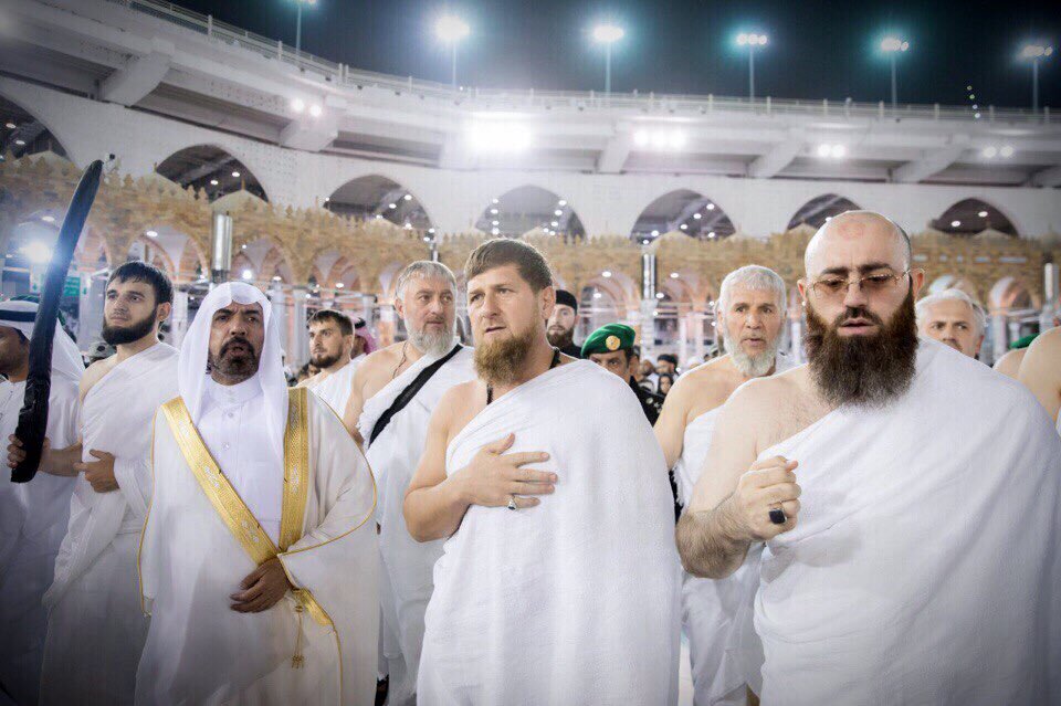 Рамзан Ахатович Кадыров и возле него справа глава ТРК путь Кадырова Адам Шахидов.