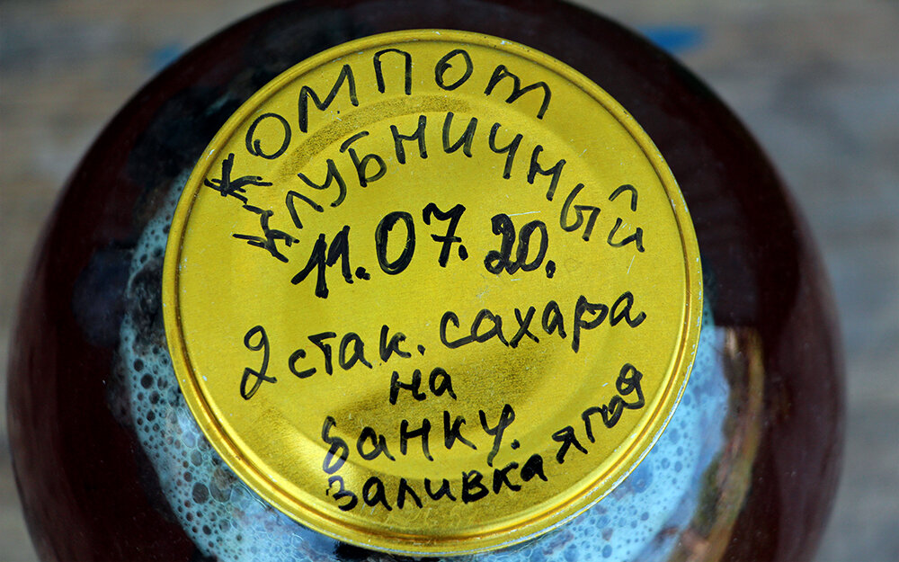 Банки с грибами в подвале. Крышки на банках вздуло в автоклаве. Вздулась крышка на банке с огурцами. Бомбаж консервов ботулизм. Почему крышка на банке вздулась.