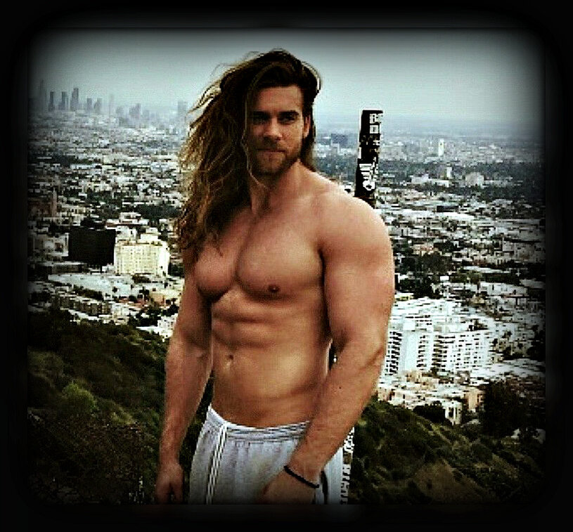 мужчина с длинными красивыми волосами