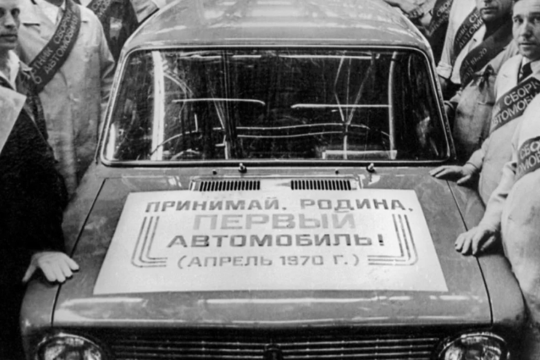 
В такой же ситуации оказывались и многие иностранные компании. Например, когда японцы выпустили «Mitsubishi Pajero», то не сомневались в его успехе на заграничном рынке. Но автомобиль с отличными характеристиками не продавался. Было принято решение провести исследование. В ходе него маркетологи выяснили, что испаноязычный человек воспринимает слово «pajero» как «пахеро», а это означает «онанист». Естественно, никто бы не стал приобретать такой автомобиль для себя. В итоге японцы в срочном порядке переименовали машину, и после этого начались продажи. 
Еще одна история была связана с автомобилем «Toyota MR2». Компания терпела убытки из-за того, что машина плохо продавалась. Как оказалось, для французов название машины звучало как «merde», что для них означает «фекалии». И опять было принято решение переименовать машину.
