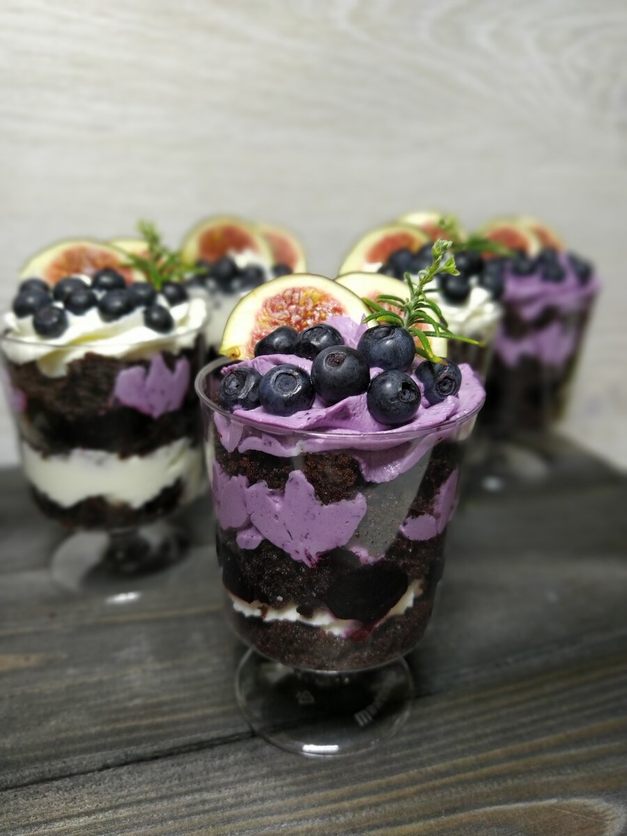 Трайфы с черничным чизом и черничным конфи