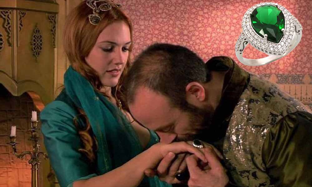   Самый первый подарок, сделанный руками султана Сулеймана и подаренный Хюррем – изумрудное кольцо.  Изначально кольцо предназначалось для матери шехзаде Мустафы.