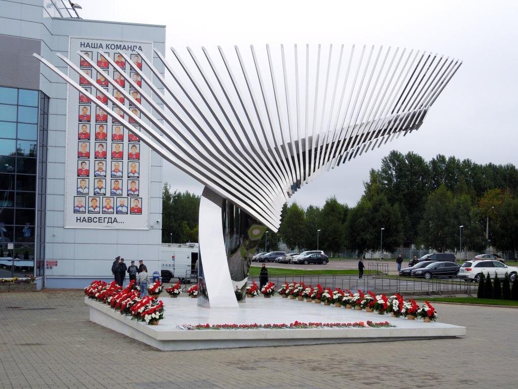 Памятник хоккейной команде "Локомотив" в Ярославле. Фото ivbt.ru.