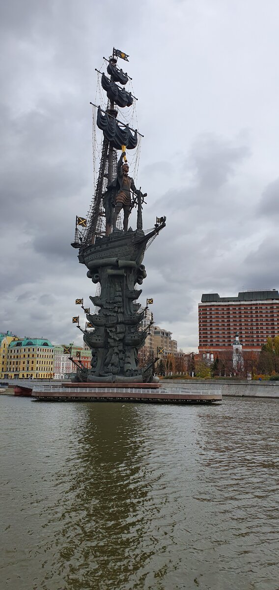 Памятник Петру I в Москве, созданный Зурабом Церетели, — самый высокий в России и один из самых высоких в мире. Он был установлен 5 сентября 1997 года к 850-летию Москвы и вызвал практически единодушное отторжение как общественности, так и архитекторов. По итогам голосования активистов и экспертов сайта «Виртуальный турист» Памятник Петру I в Москве вошел в десятку самых уродливых памятников мира. А, между тем, в техническом плане, это уникальное инженерное сооружение.
Источник: https://www.msk-guide.ru/page_19587.htm