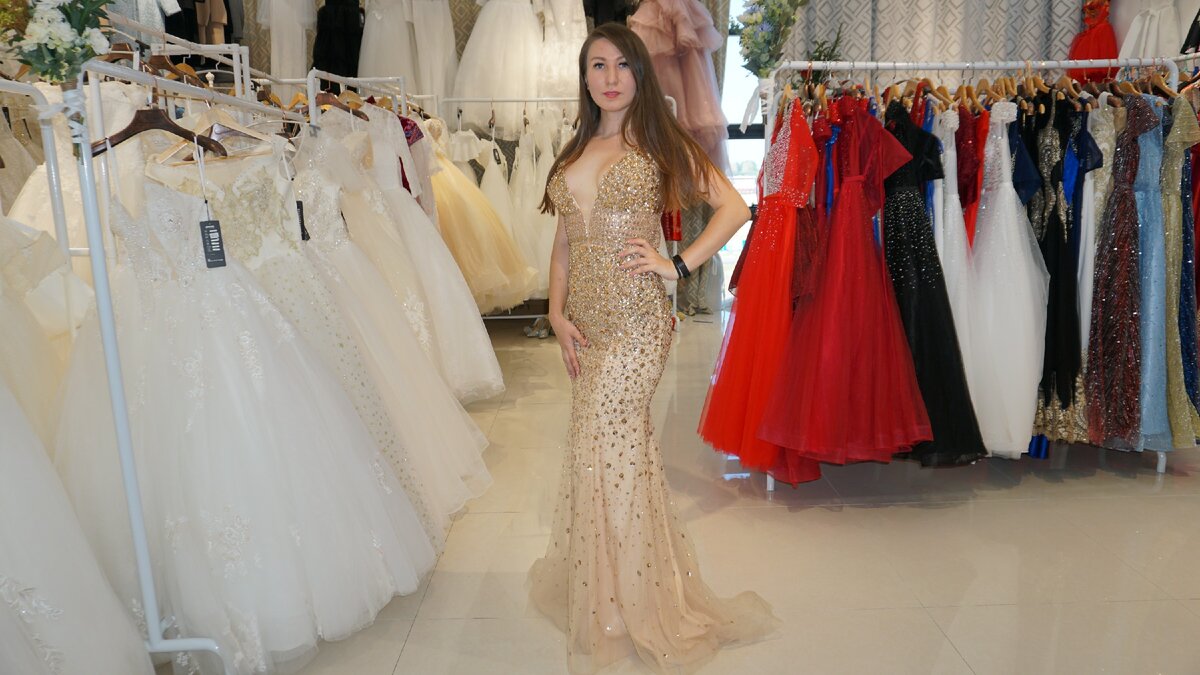 Хоргос, ТЦ Кинг-Конг. Заглянули в бутик с платьями. 