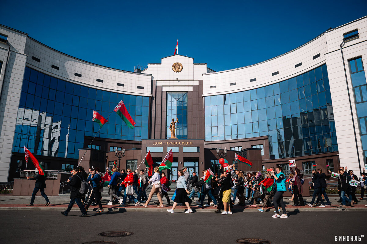 Автомат на них надо!». В Брест на митинг приехали сторонники Лукашенко и  пытались уберечь страну от раскола | Бинокль