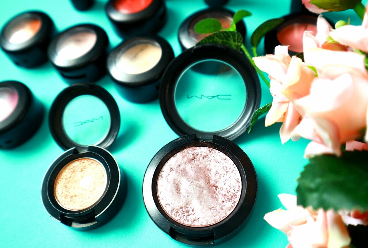 Кстати, тени одного бренда, но Pressed Pigment ложатся полупрозрачно, и для желаемого покрытия приходится их несколько раз набирать и наслаивать