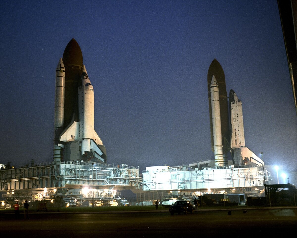Shuttle. Спейс шаттл Колумбия. Шаттл Атлантис. Шаттл «Колумбия» (слева), проезжает мимо «Атлантис». Шаттл Колумбия катастрофа