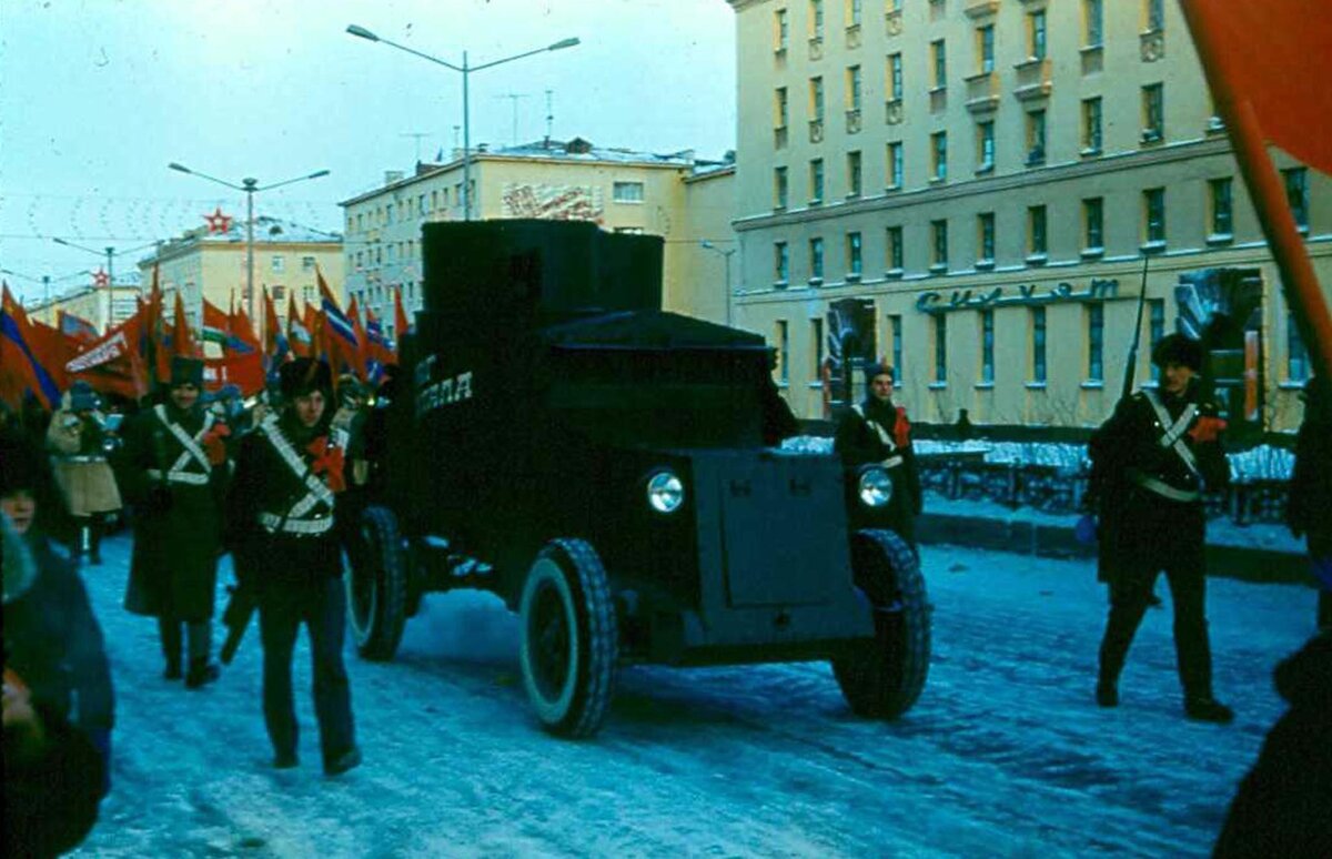 Ленин на броневике фото