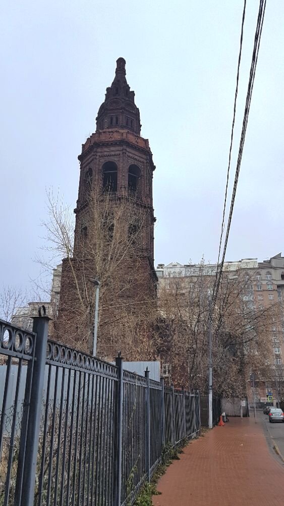 Заброшенная колокольня Никольской церкви на Долгоруковской улице. Фото автора. 