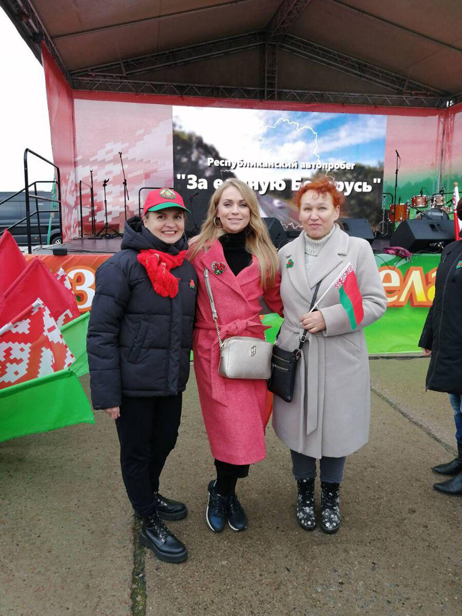 Инна с певицей Аленой Ланской на аэродроме в Липках во время автопробега 